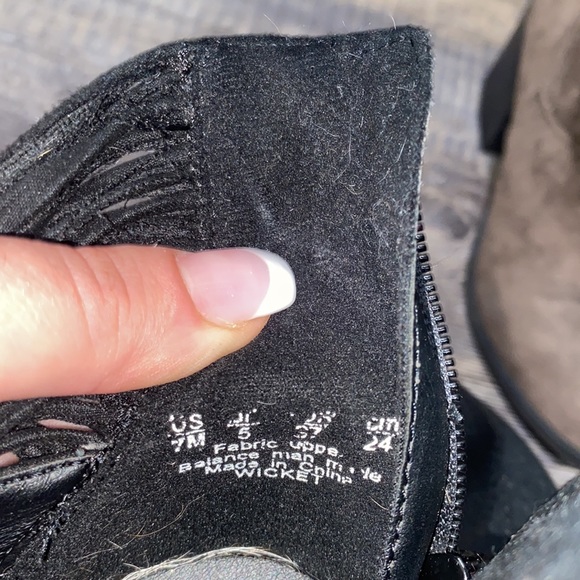 Fergie Wicket Booties - Picture 5 of 5